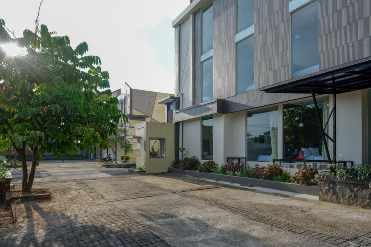 Reddoorz Plus Near Solo Baru Buitenkant foto